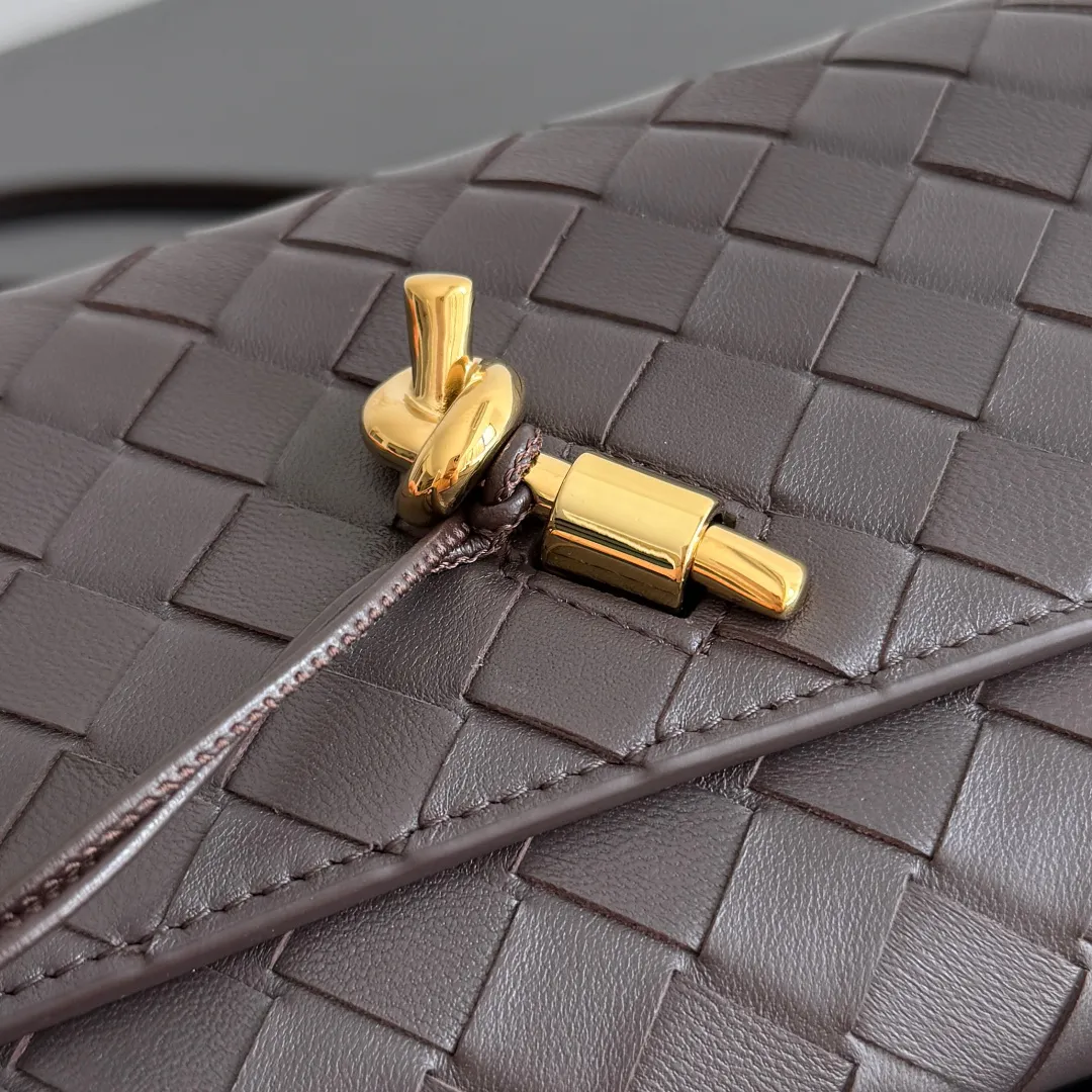Batch 1560 Bottega Veneta 2025 early autumn series Andiamo handbag, a really good bag, mini crossbody bag, classic woven leather clutch, metallic button and rope closure, simple but not simple, elegant texture, elegant weaving attitude. Style number: 836940 Size: 19*12.6*2cm
